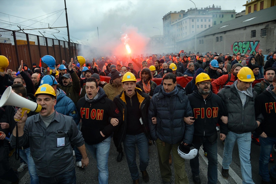 La poliziotta senza casco e gli operai: storia (importante) di una stretta di mano
