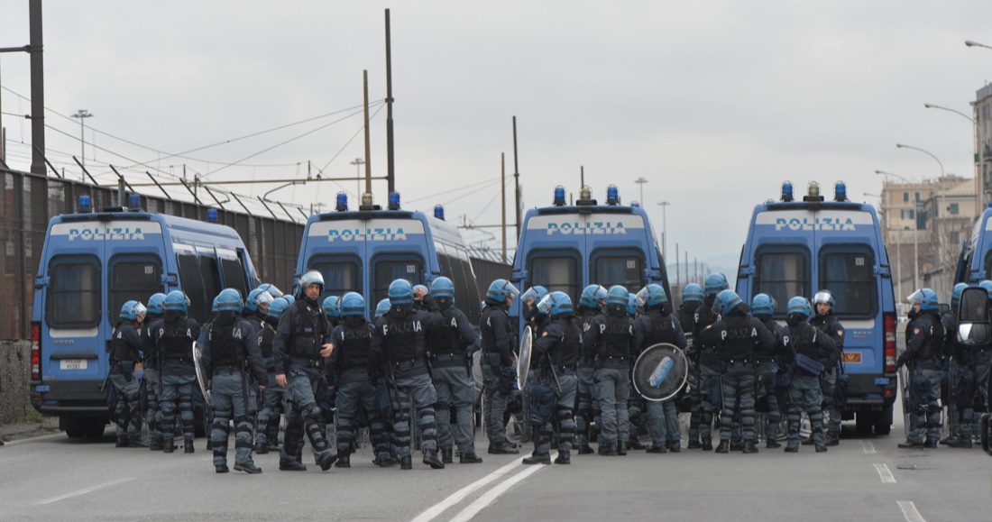 La poliziotta senza casco e gli operai: storia (importante) di una stretta di mano