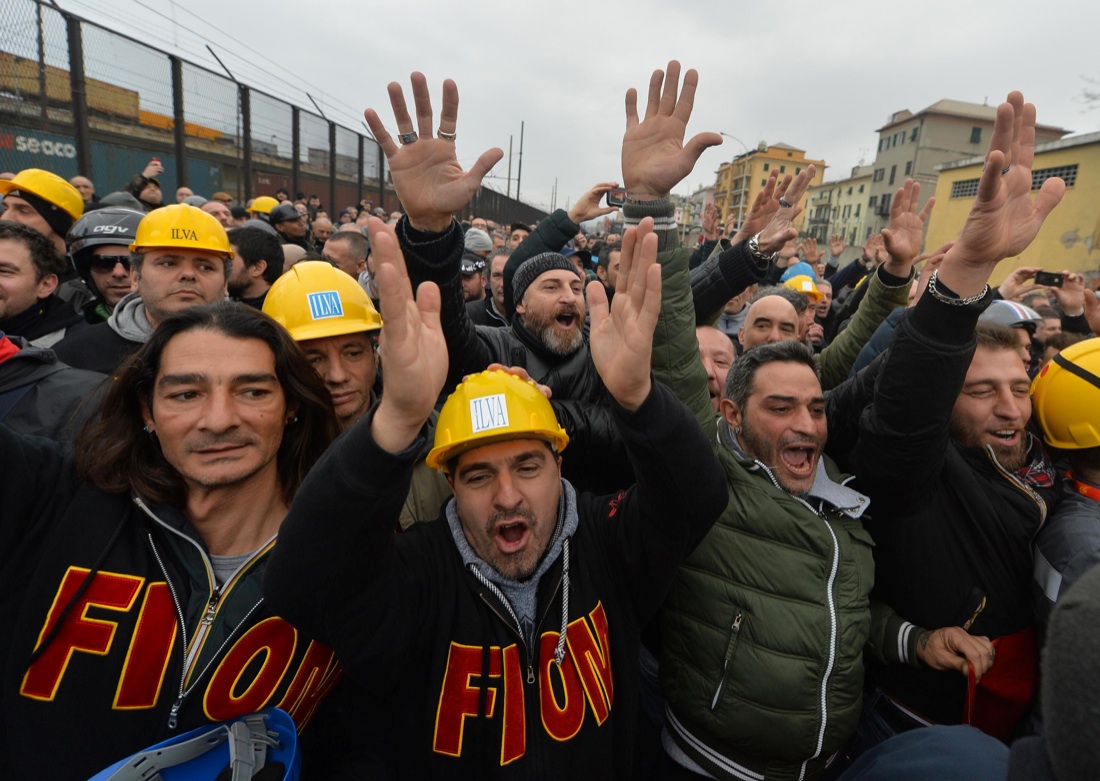 La poliziotta senza casco e gli operai: storia (importante) di una stretta di mano