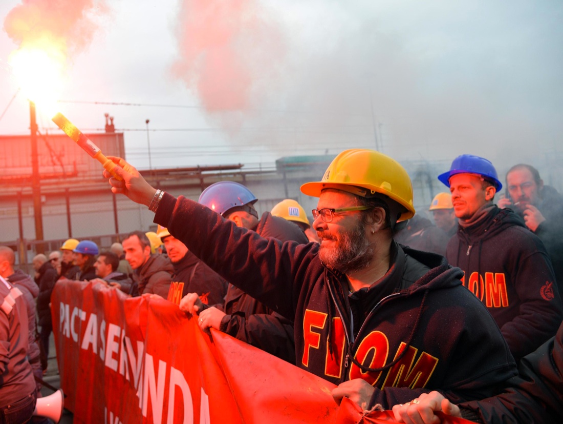 La poliziotta senza casco e gli operai: storia (importante) di una stretta di mano