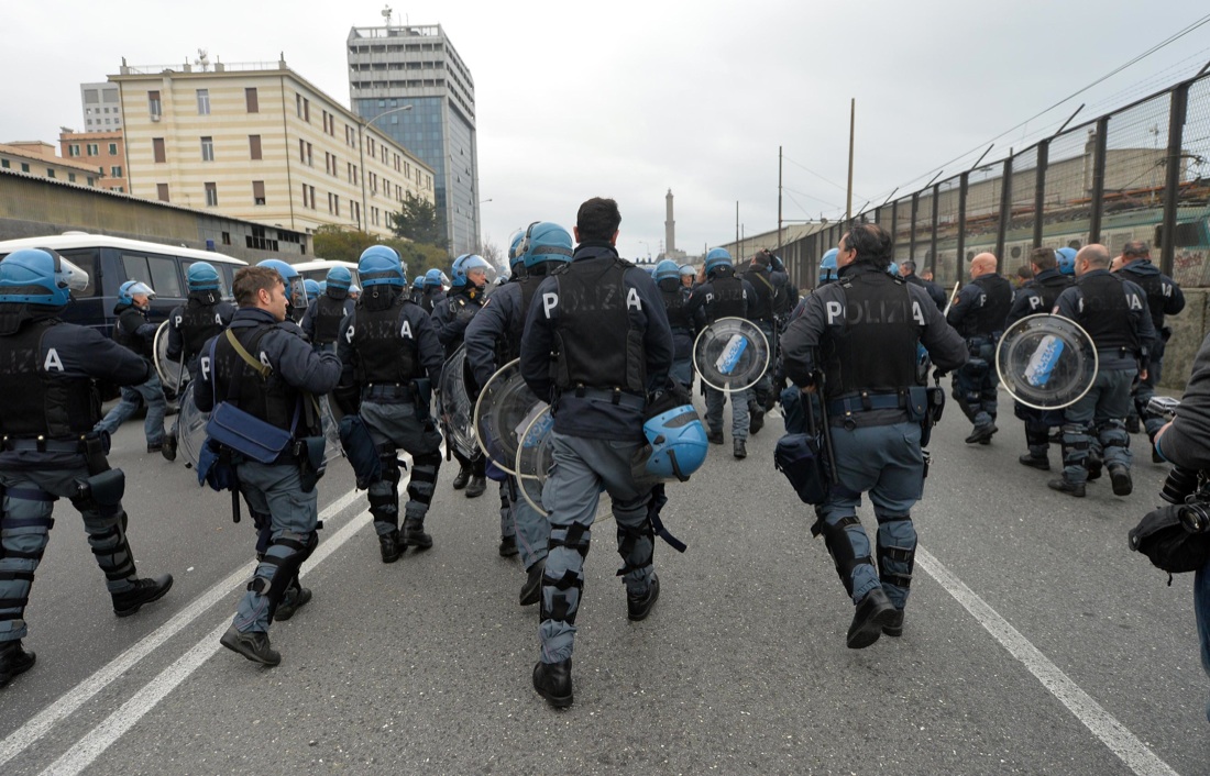 La poliziotta senza casco e gli operai: storia (importante) di una stretta di mano