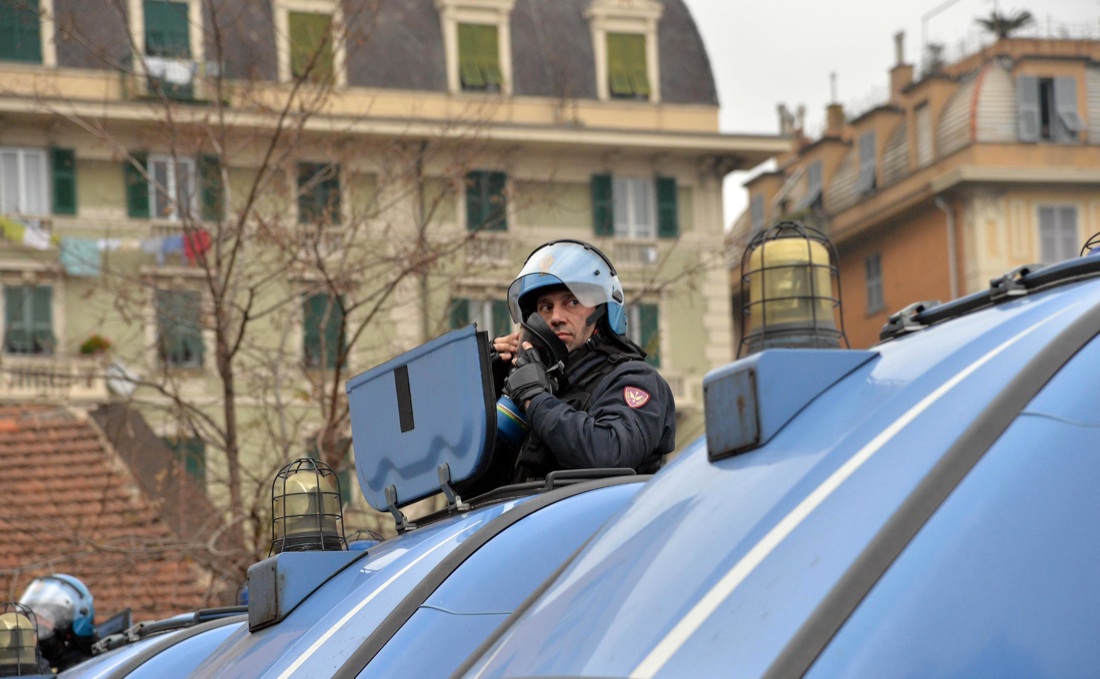 La poliziotta senza casco e gli operai: storia (importante) di una stretta di mano