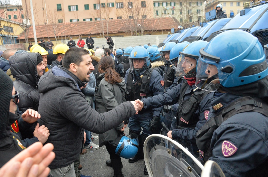 La poliziotta senza casco e gli operai: storia (importante) di una stretta di mano