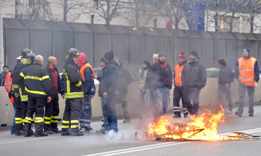 La poliziotta senza casco e gli operai: storia (importante) di una stretta di mano