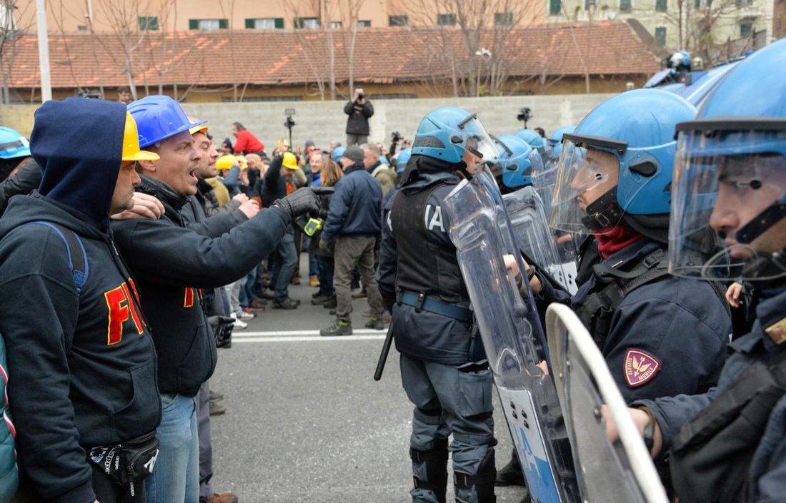 La poliziotta senza casco e gli operai: storia (importante) di una stretta di mano