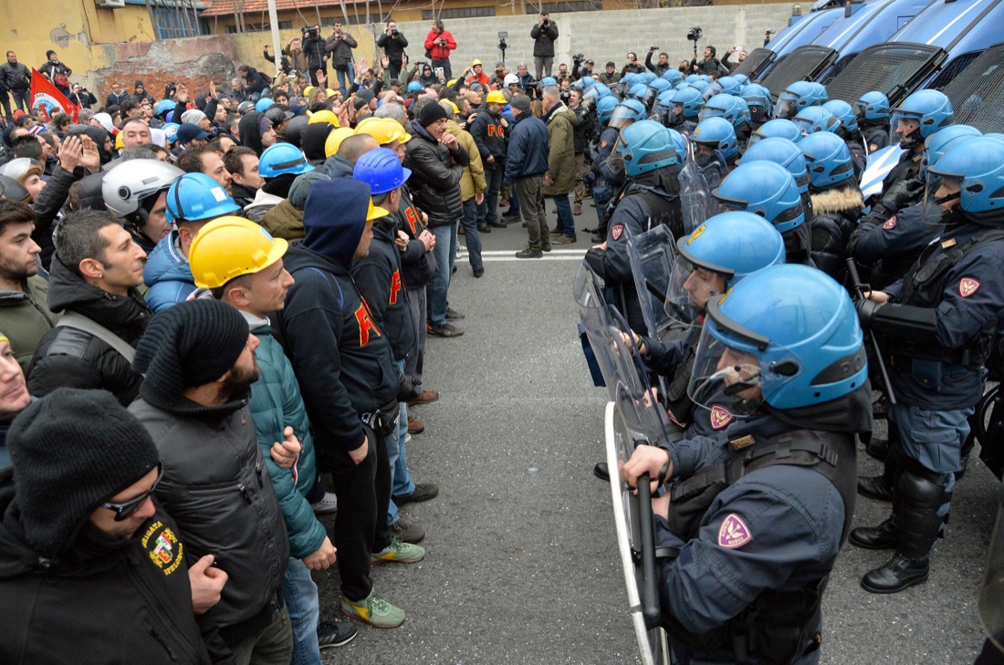 La poliziotta senza casco e gli operai: storia (importante) di una stretta di mano