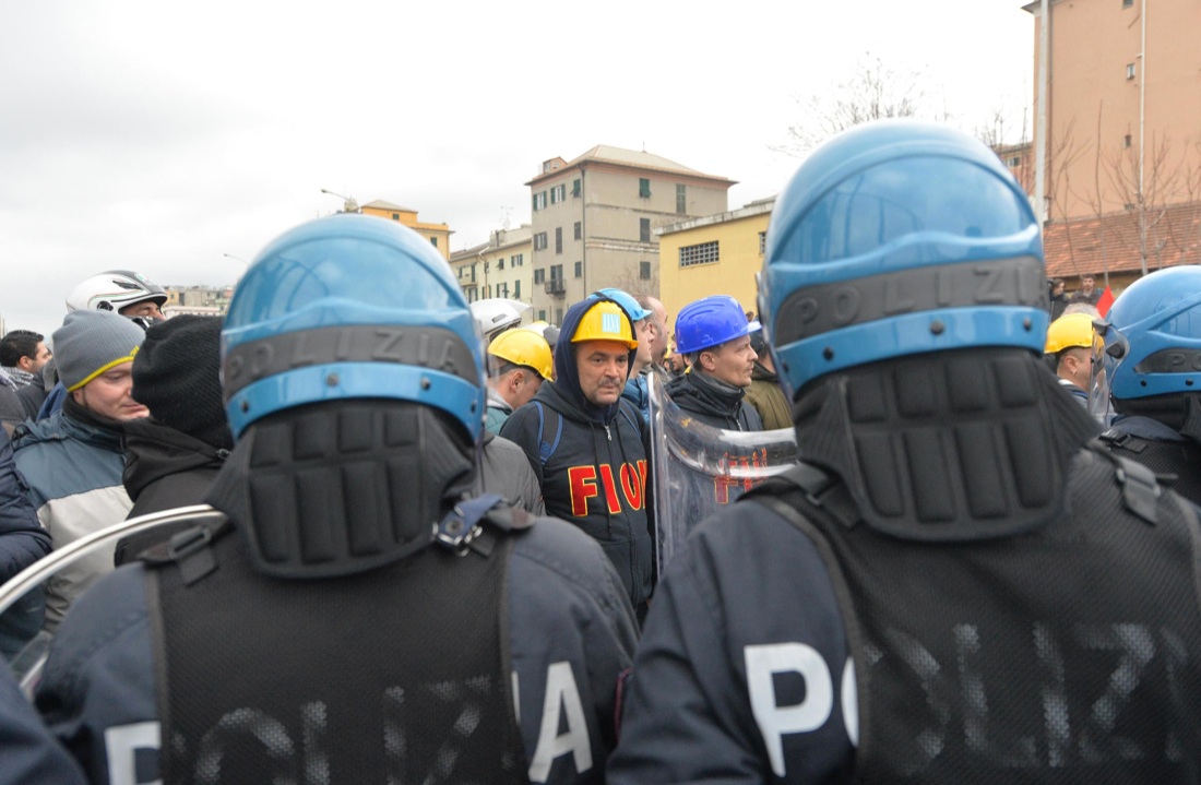 La poliziotta senza casco e gli operai: storia (importante) di una stretta di mano