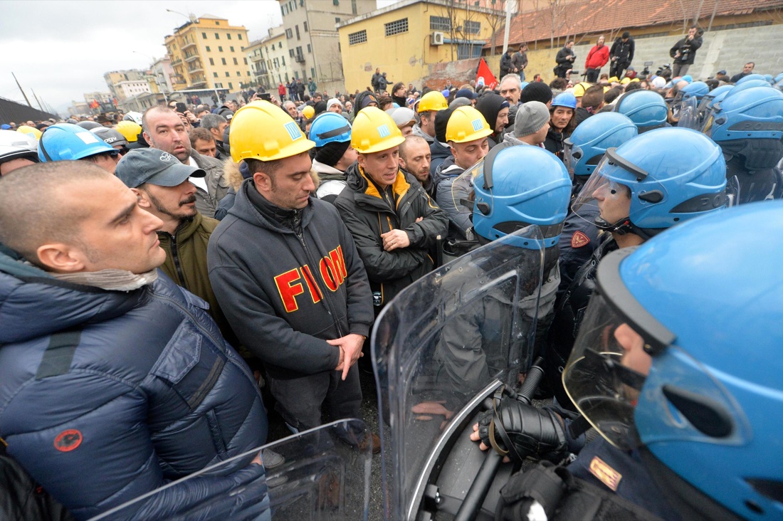 La poliziotta senza casco e gli operai: storia (importante) di una stretta di mano
