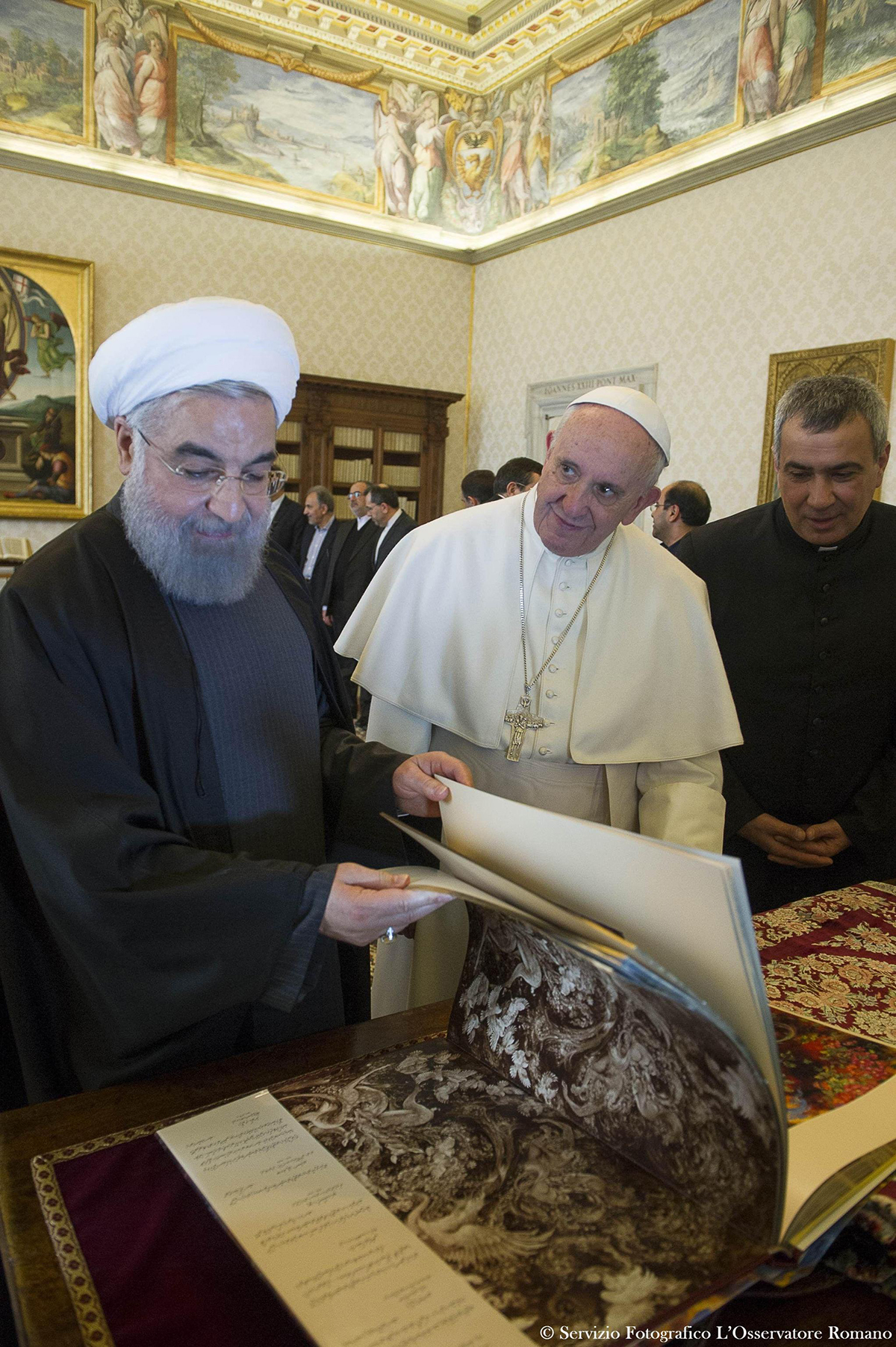 Hassan Rohani in visita a Papa Francesco – Foto