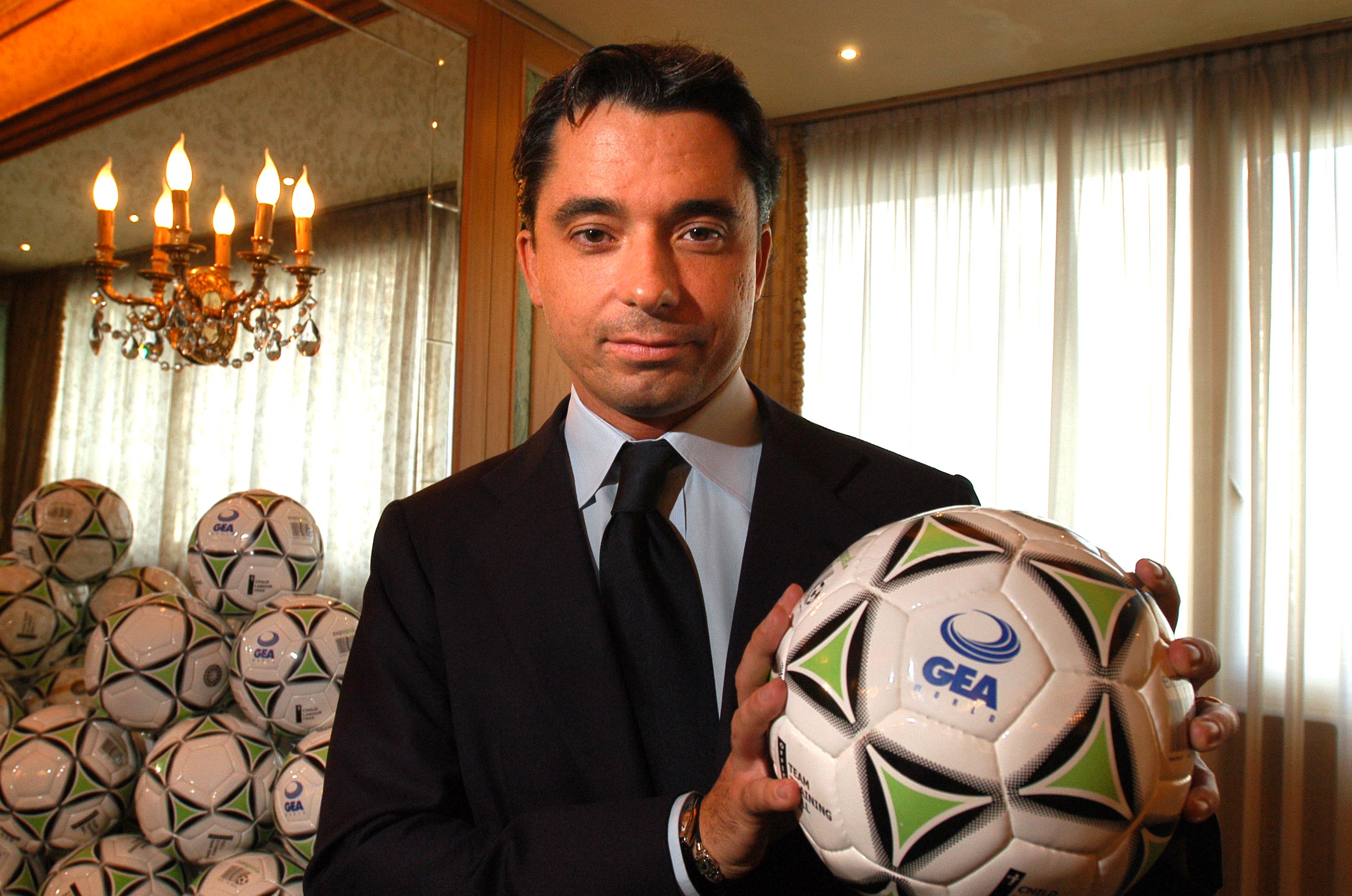 Benefit nascosti, fatture false e società schermo: così il calcio evade le tasse