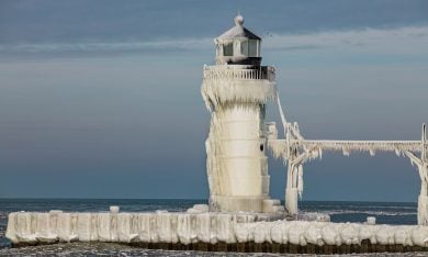Michigan, il faro di St. Joseph coperto dal ghiaccio