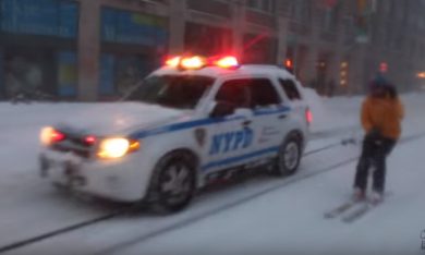 Tempesta di neve a New York? Fai snowboard