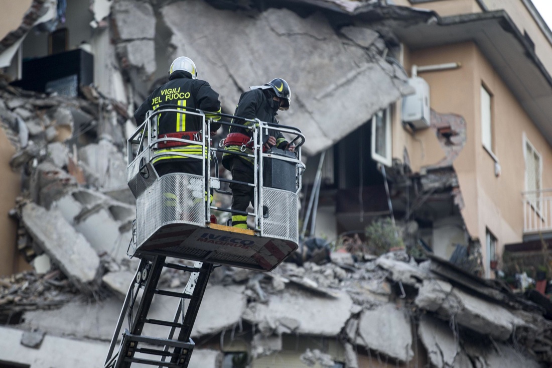 Palazzo crollato a Roma, le foto