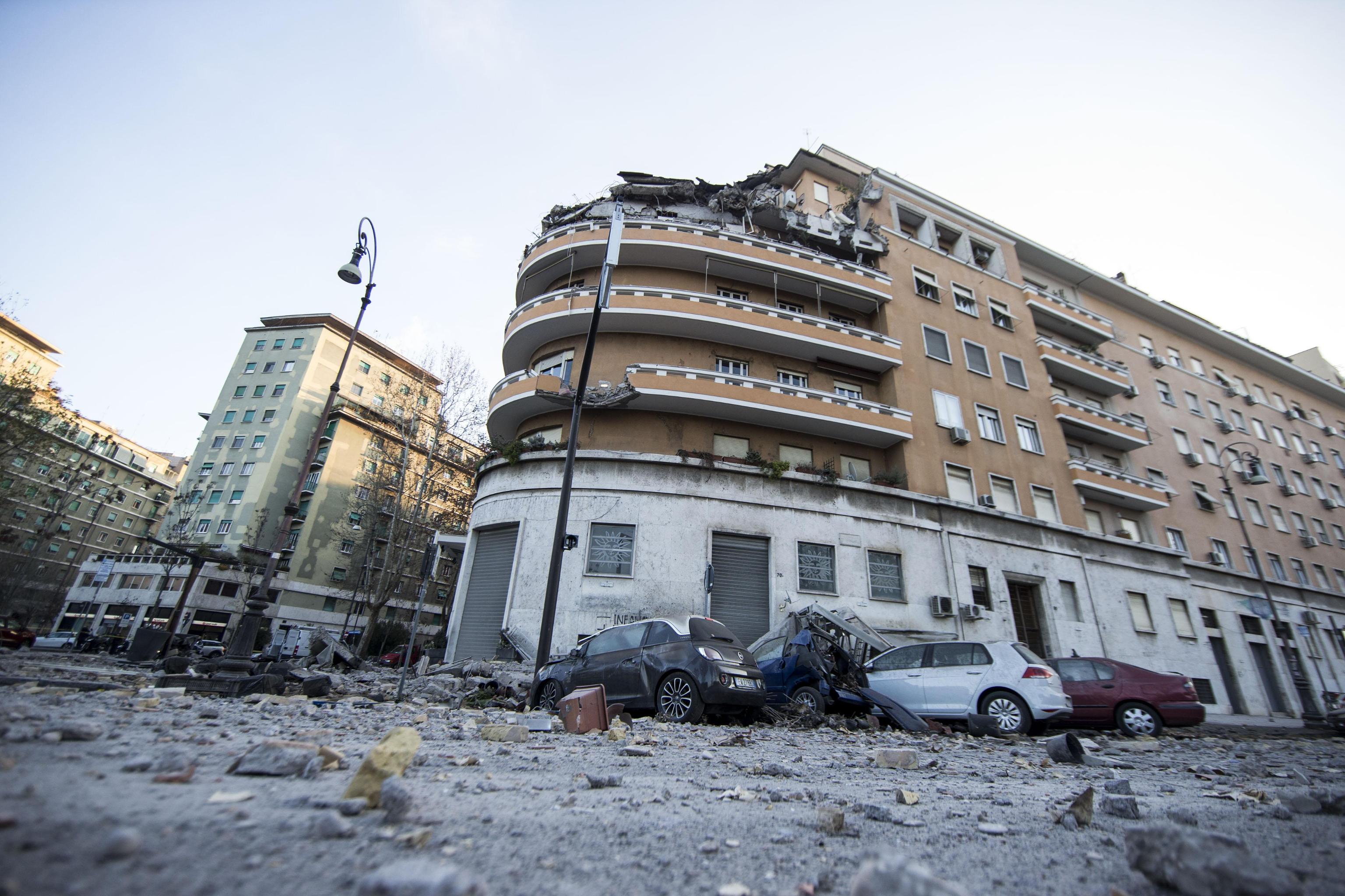 Palazzo crollato a Roma, le foto