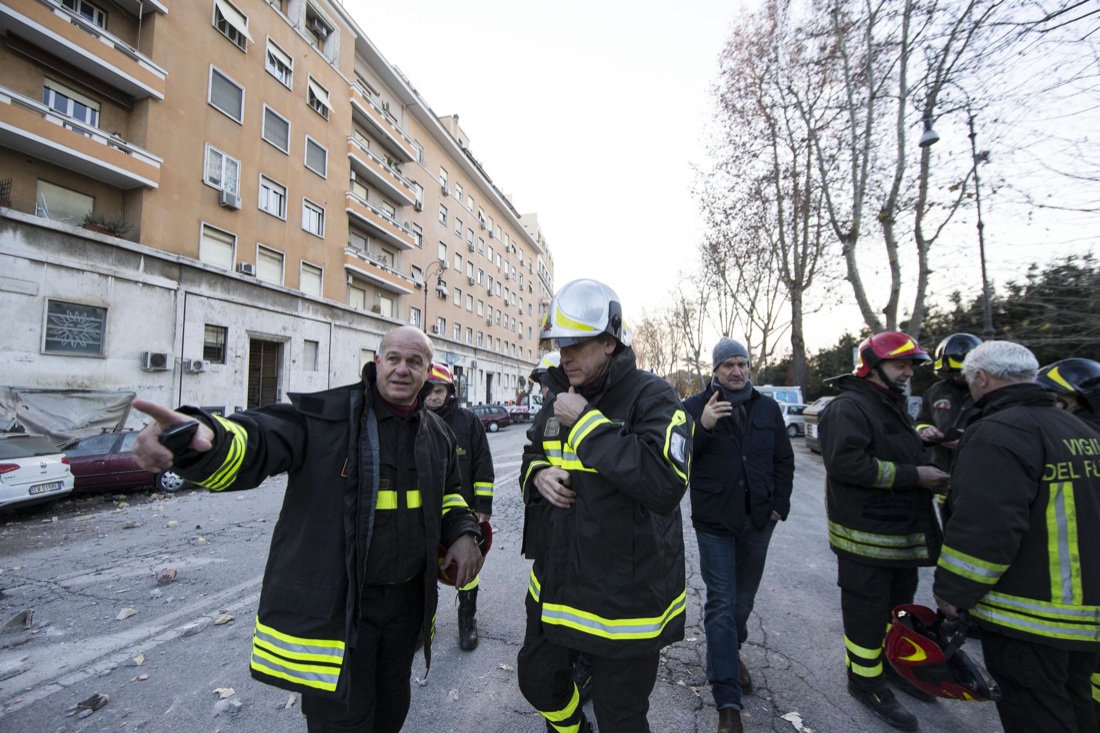 Palazzo crollato a Roma, le foto