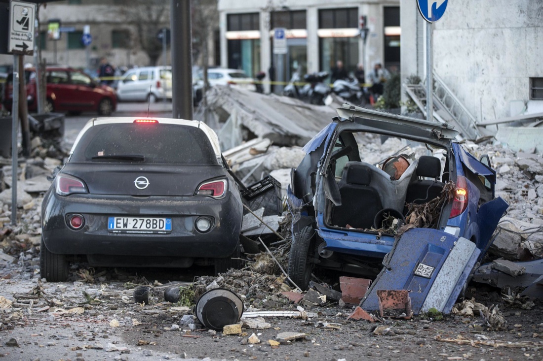 Palazzo crollato a Roma, le foto
