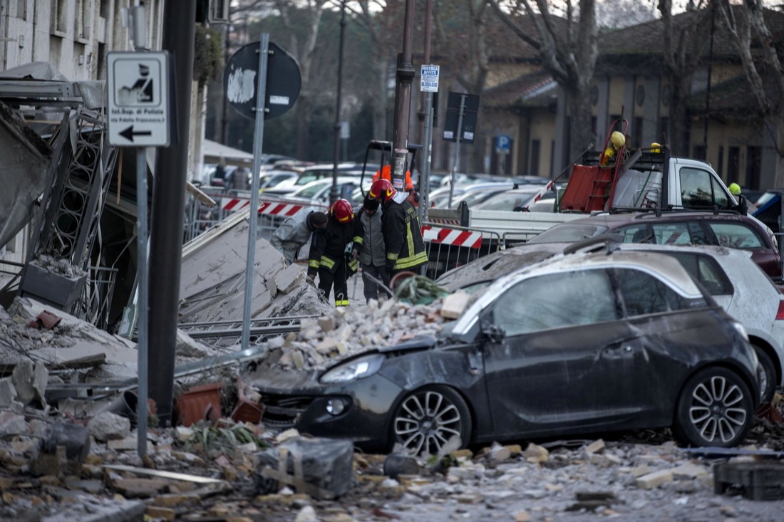 Palazzo crollato a Roma, le foto