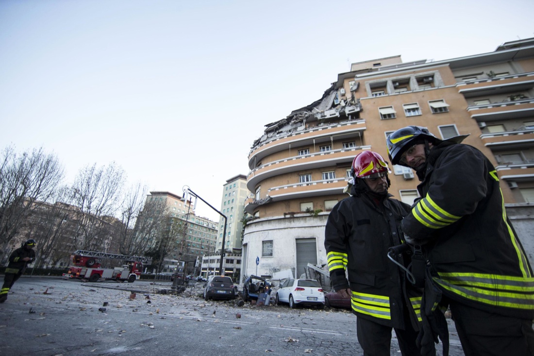 Palazzo crollato a Roma, le foto