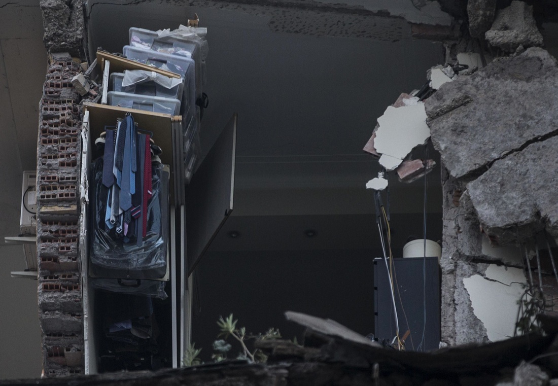 Palazzo crollato a Roma, le foto