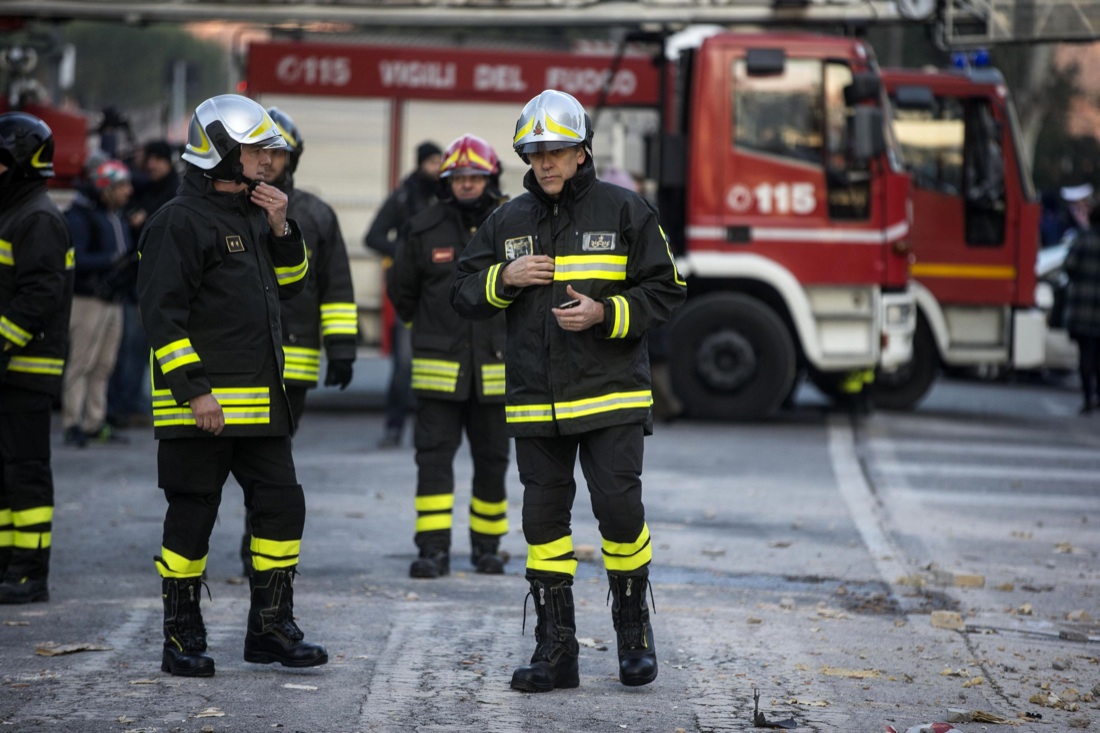 Palazzo crollato a Roma, le foto