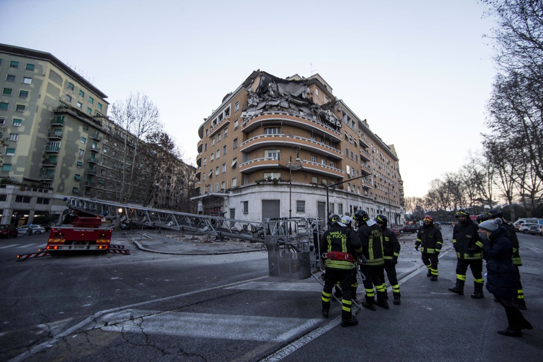 Palazzo crollato a Roma, le foto