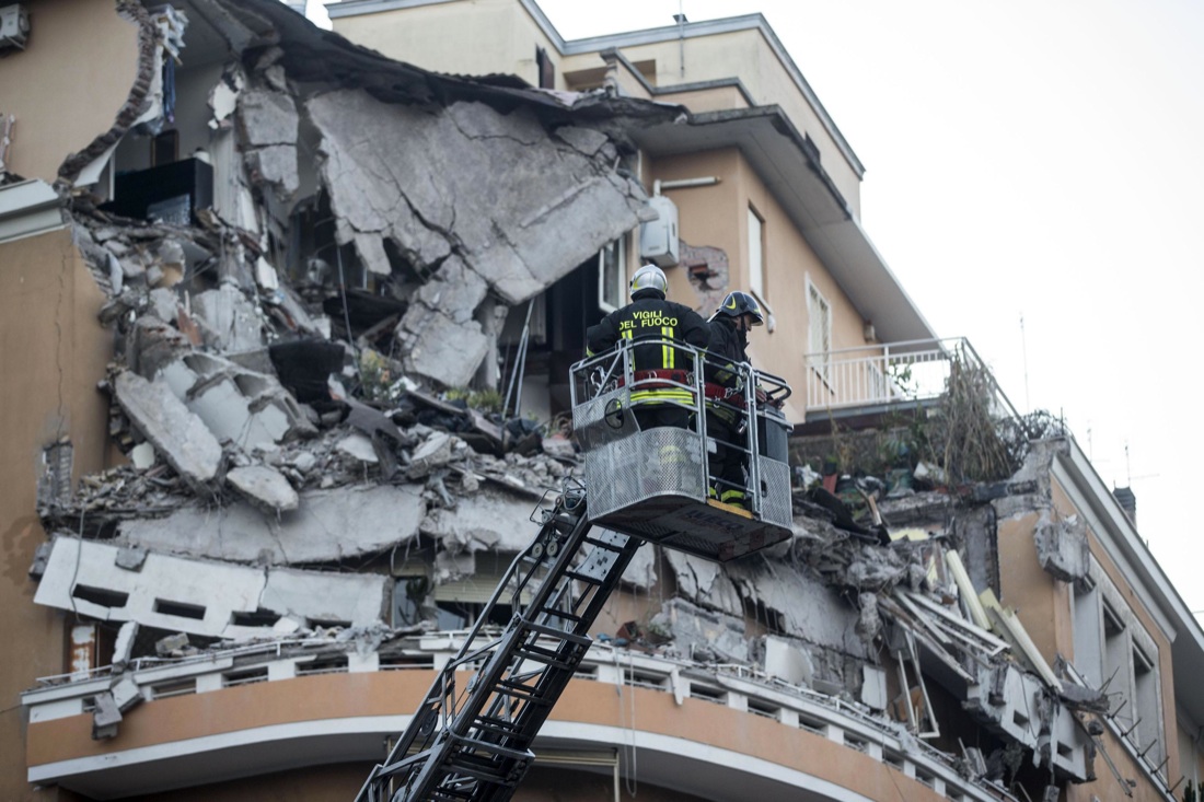 Palazzo crollato a Roma, le foto
