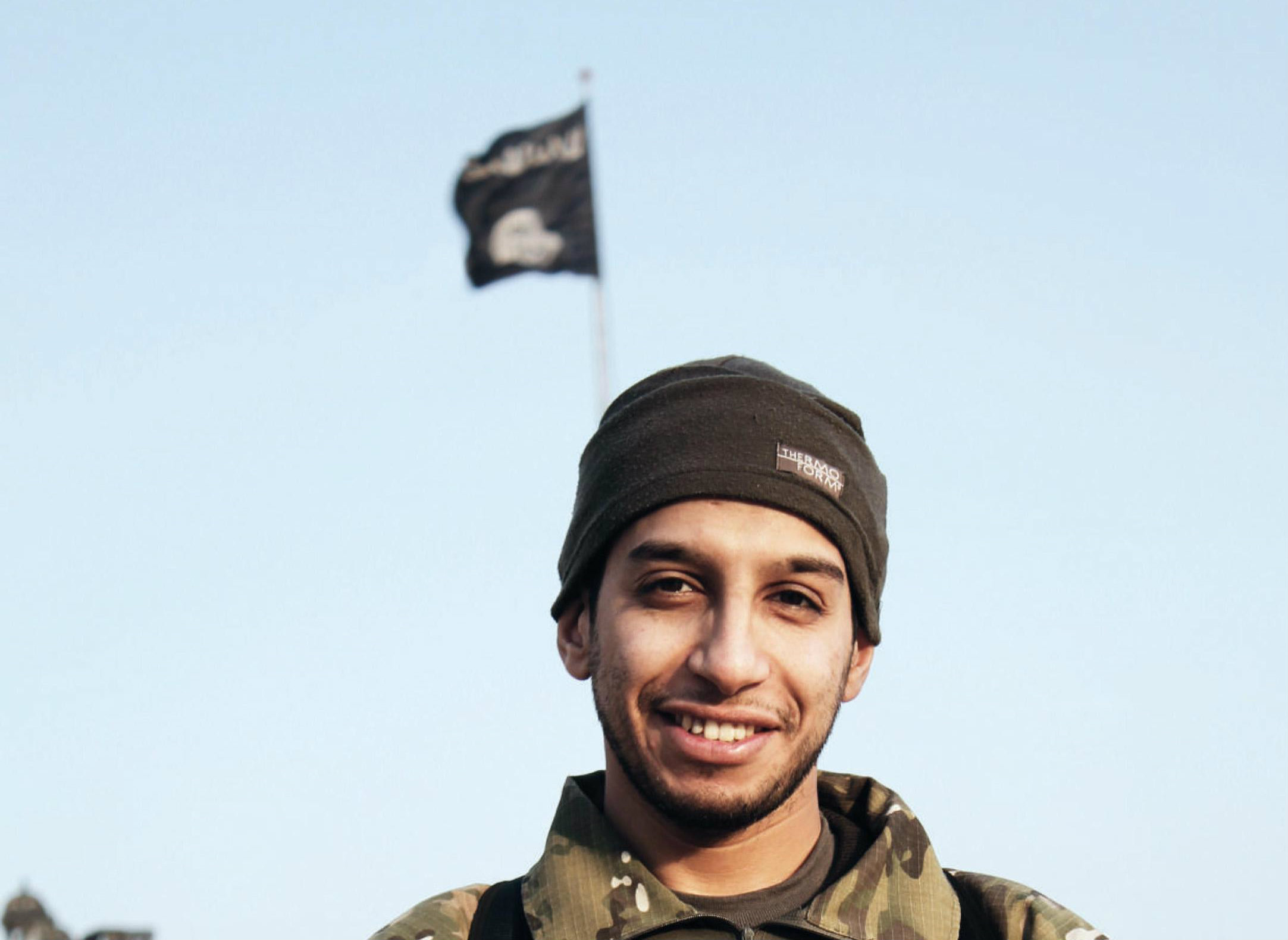 Isis, ecco la foto che celebra i kamikaze di Parigi