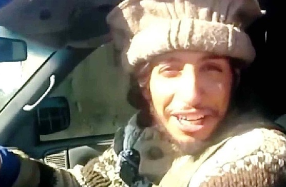 Isis, ecco la foto che celebra i kamikaze di Parigi