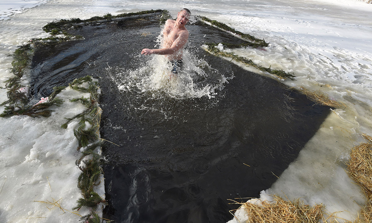 Epifania ortodossa: bagni nell’acqua ghiacciata