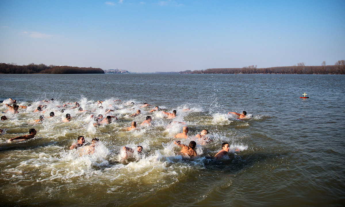 Epifania ortodossa: bagni nell’acqua ghiacciata
