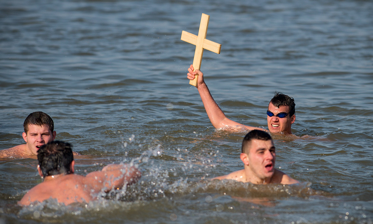 Epifania ortodossa: bagni nell’acqua ghiacciata