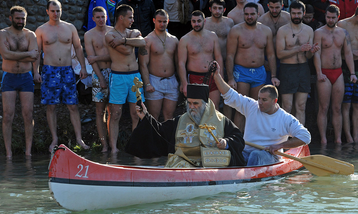 Epifania ortodossa: bagni nell’acqua ghiacciata