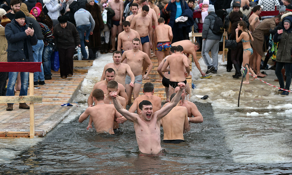 Epifania ortodossa: bagni nell’acqua ghiacciata