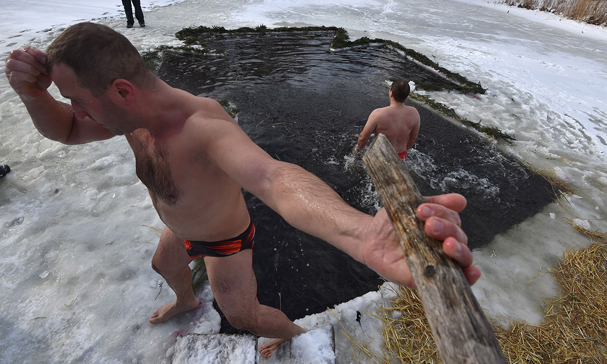 Epifania ortodossa: bagni nell’acqua ghiacciata