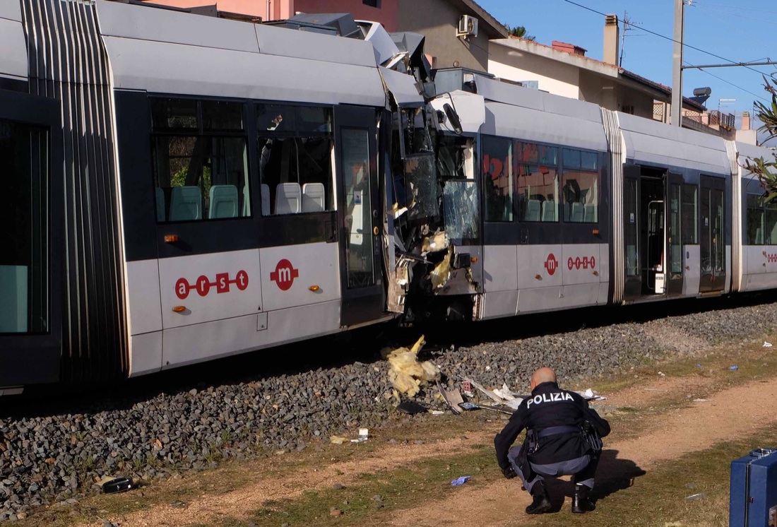 Scontro tra treni della metropolitana a Cagliari: le immagini dell’incidente Scontro tra treni della metropolitana a Cagliari: le immagini dell’incidente