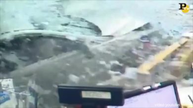 Auto sfonda stazione di servizio a Sidney