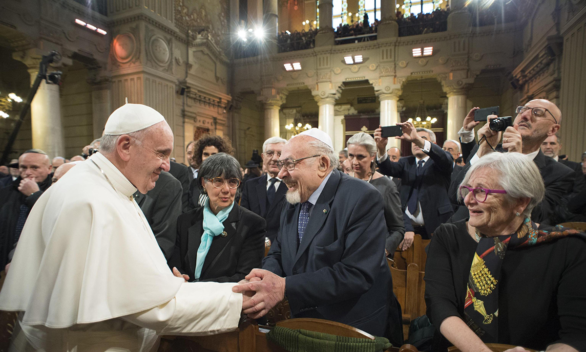 Papa Francesco alla sinagoga di Roma: perché è stata una visita così importante – Foto Papa Francesco alla sinagoga di Roma: perché è stata una visita così importante – Foto