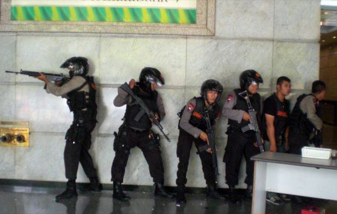 Indonesia, tre arresti per l’attentato a Giacarta – Foto e video Indonesia, tre arresti per l’attentato a Giacarta – Foto e video