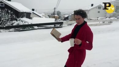 Norvegese in vestaglia sulla neve