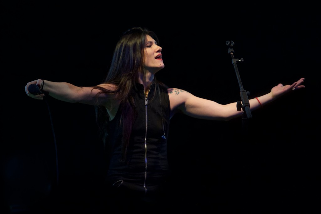 Elisa torna all’inglese nel nuovo singolo “No hero” Elisa torna all’inglese nel nuovo singolo “No hero”