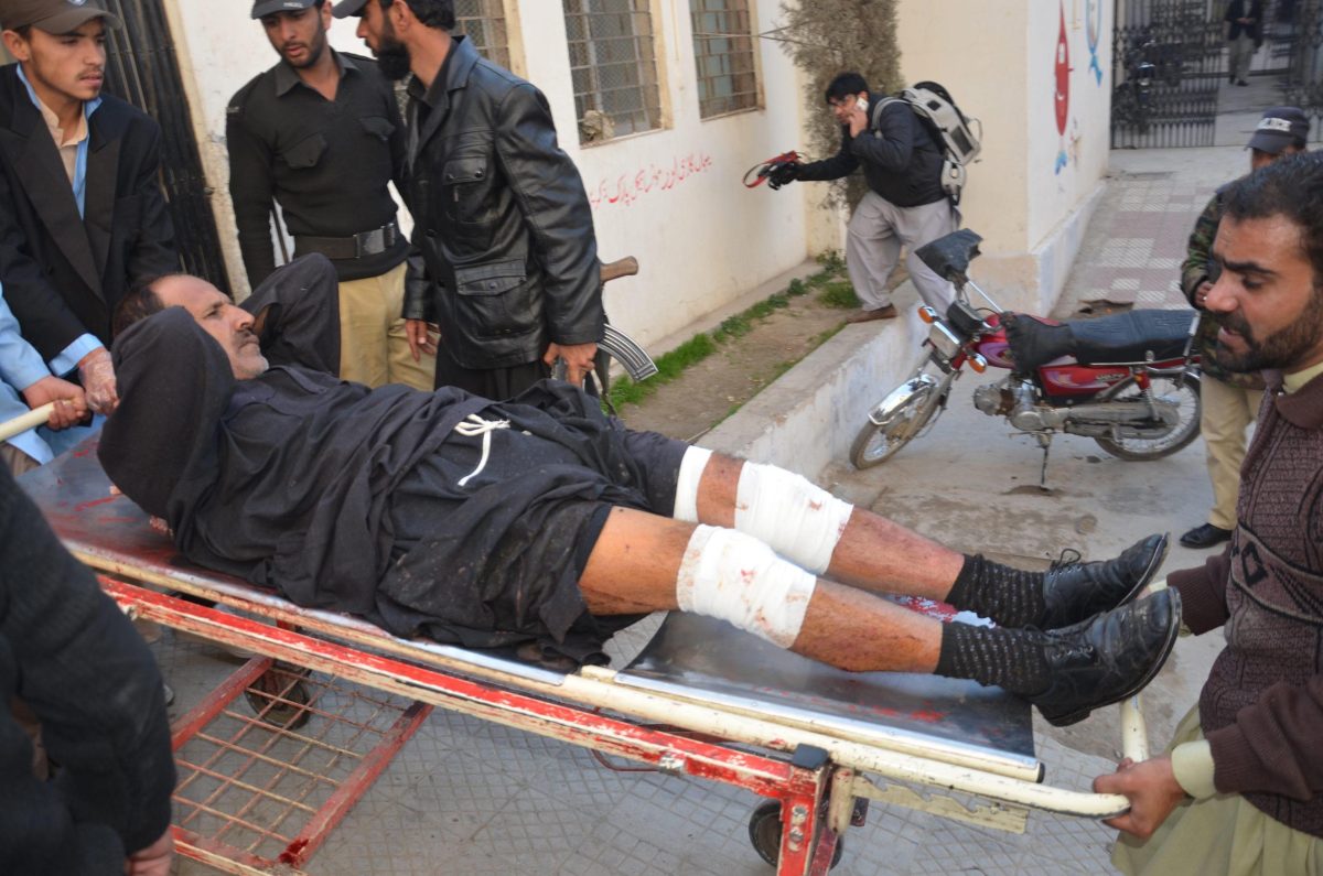 Galleria foto 'Pakistan, kamikaze talebani in un centro antipolio: 15 morti' - foto 12