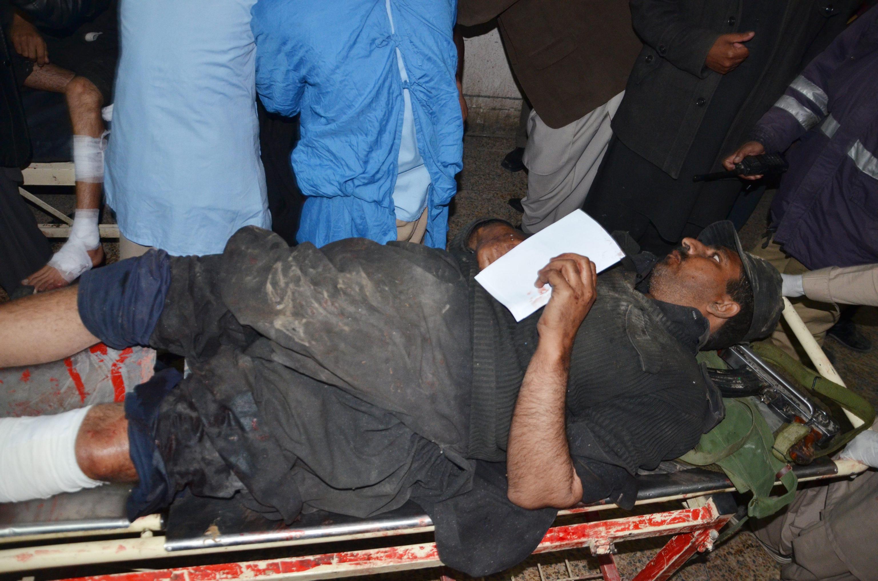 Pakistan, kamikaze talebani in un centro antipolio: 15 morti