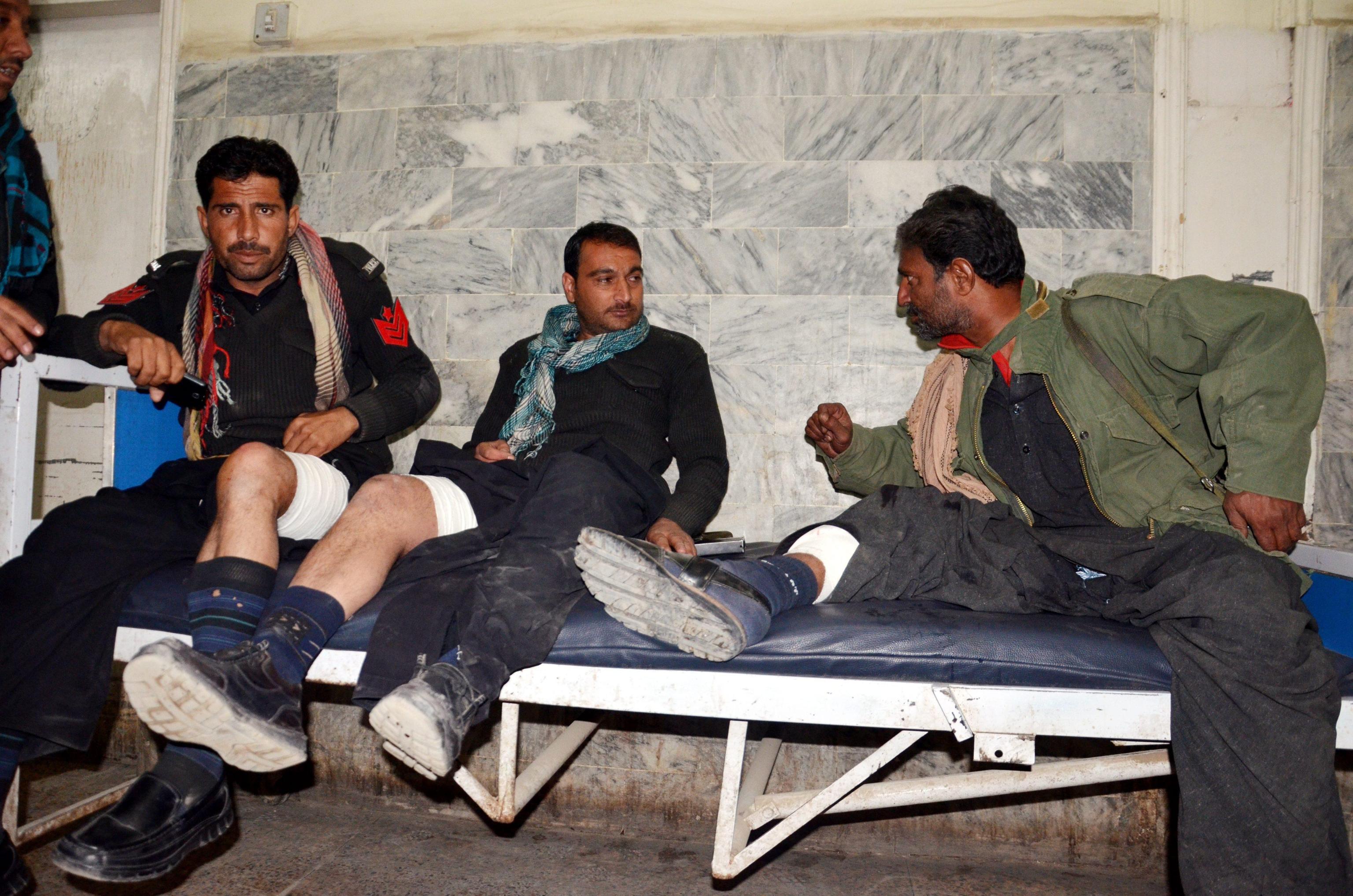 Pakistan, kamikaze talebani in un centro antipolio: 15 morti