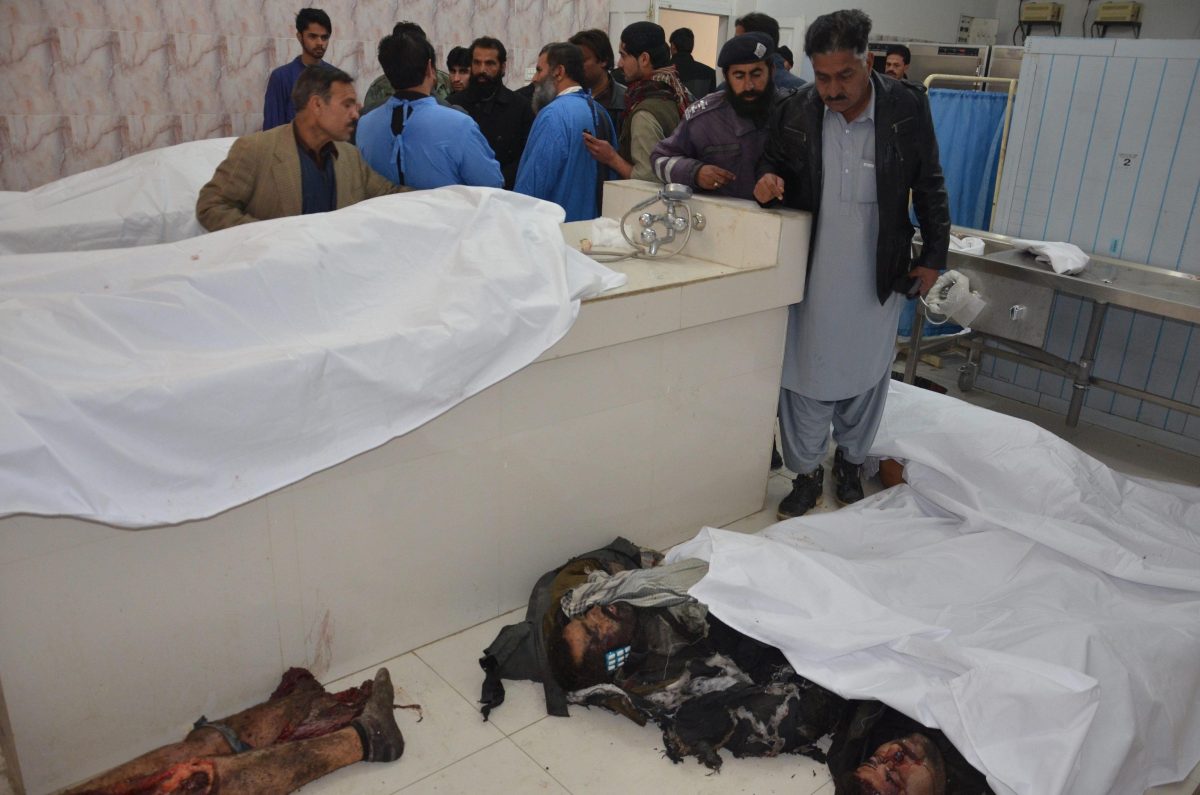 Galleria foto 'Pakistan, kamikaze talebani in un centro antipolio: 15 morti' - foto 9