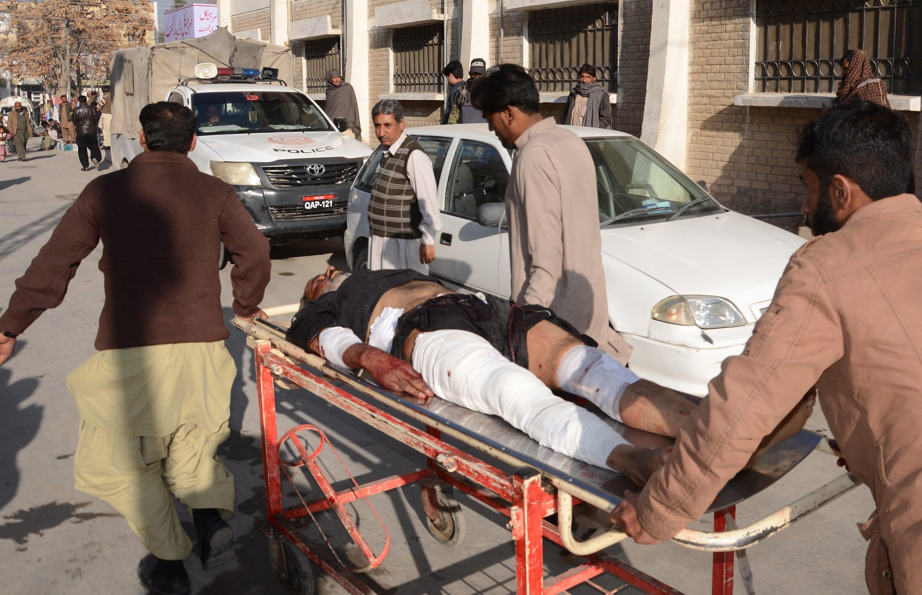 Pakistan, kamikaze talebani in un centro antipolio: 15 morti