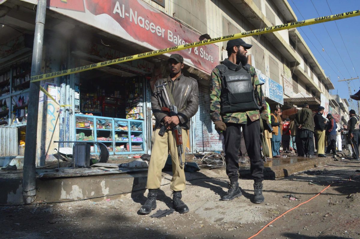Galleria foto 'Pakistan, kamikaze talebani in un centro antipolio: 15 morti' - foto 3