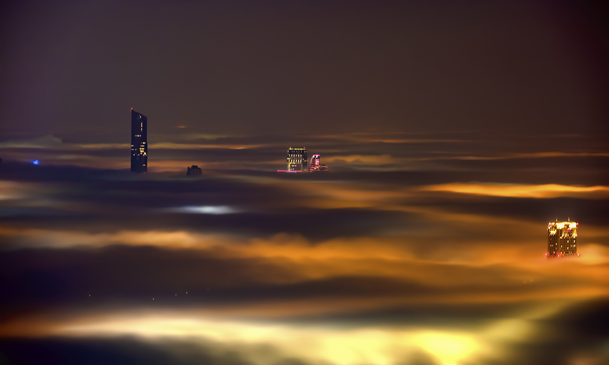 Dubai, grattacieli tra le nuvole