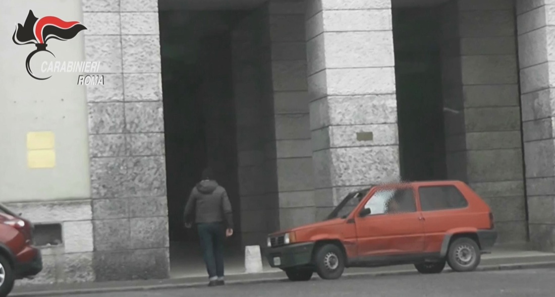 Roma, furbetti del cartellino: timbravano e andavano in sala giochi