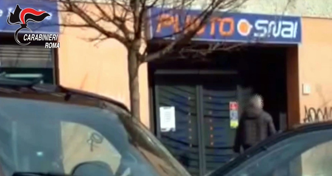 Roma, furbetti del cartellino: timbravano e andavano in sala giochi