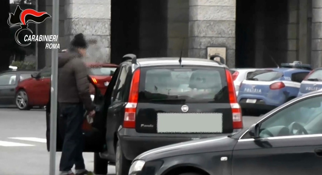 Roma, furbetti del cartellino: timbravano e andavano in sala giochi